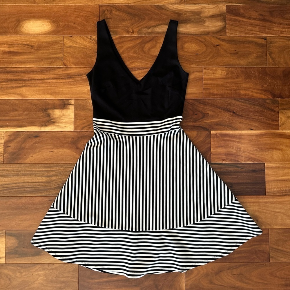 Felicity & Coco Black & White Striped V-Neck Dress size Medium